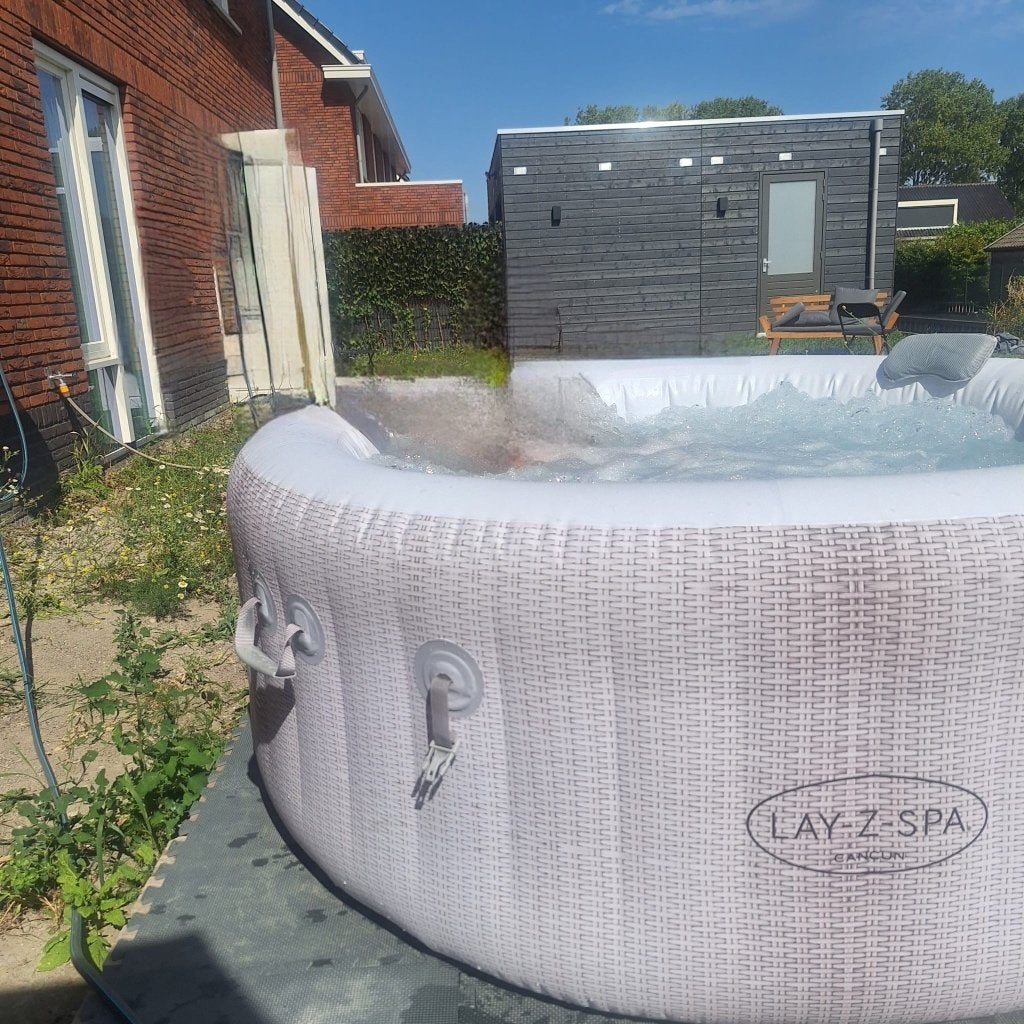 Lay-z-spa jacuzzi opblaasbaar 2/4 personen, Tuin en Terras, Ophalen of Verzenden, Zo goed als nieuw, Afdekzeil, Opblaasbaar