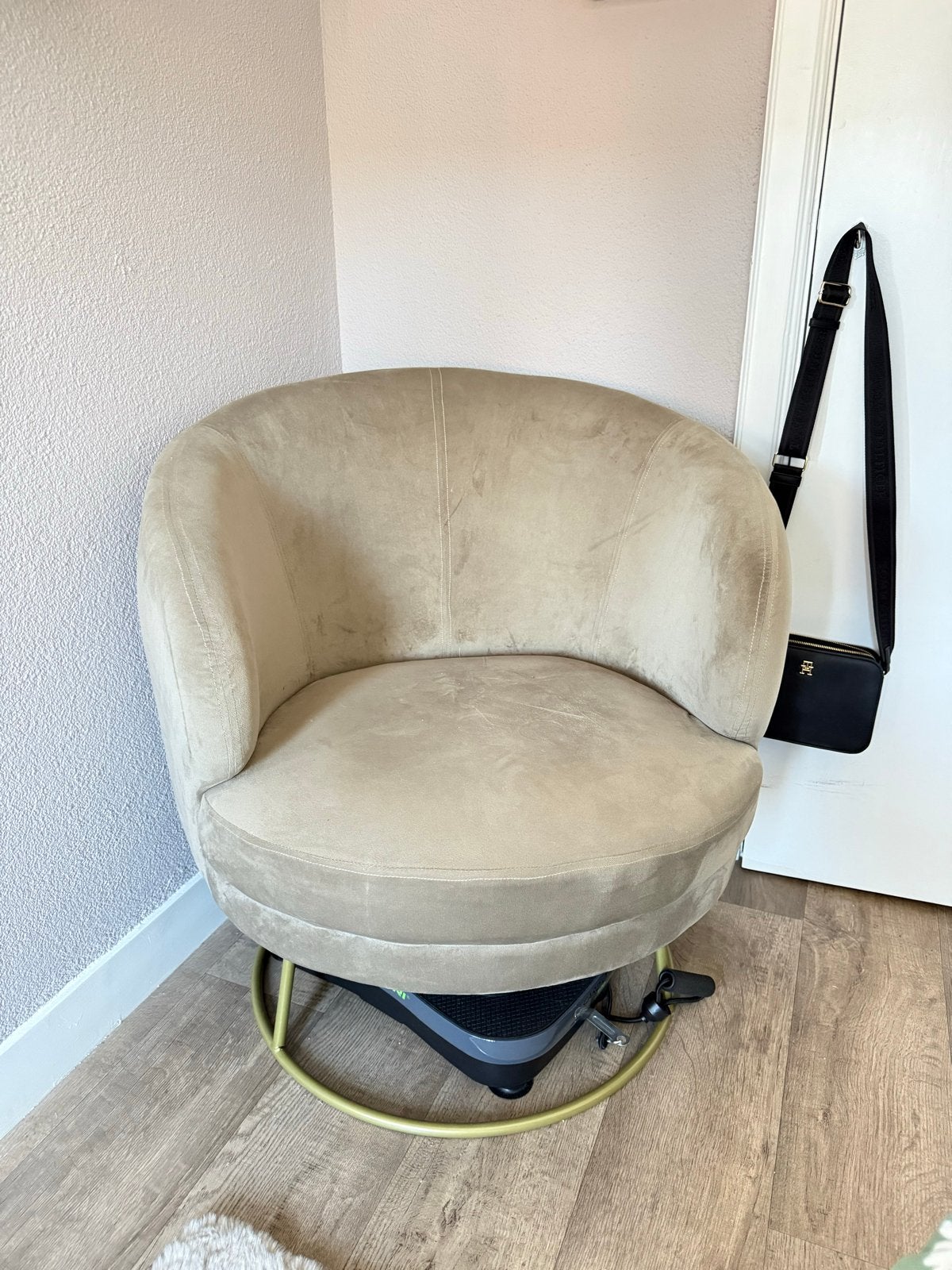 Comfortabele beige fauteuil met gouden onderstel, Ophalen, Gebruikt, Overige kleuren, Eén