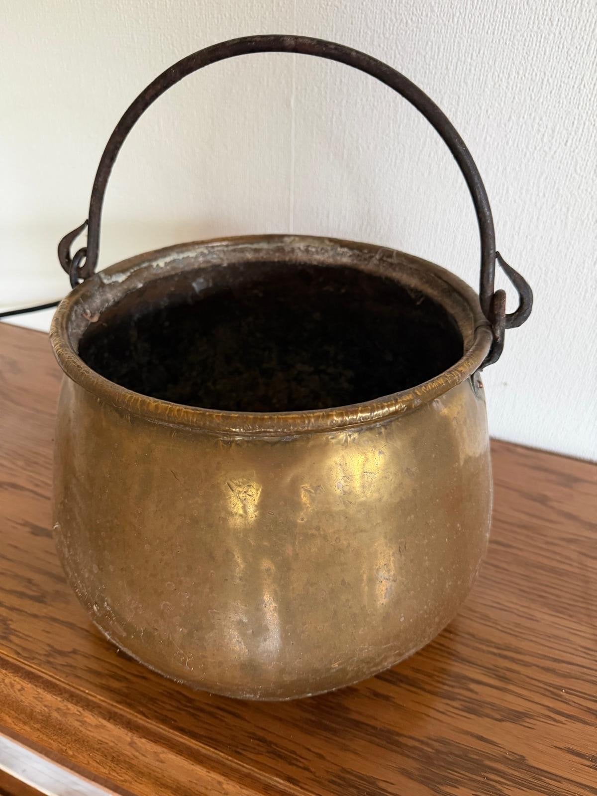 Antieke koperen pot met ijzeren hengsel, Antiek en Kunst, Antiek | Koper en Brons, Ophalen, Koper