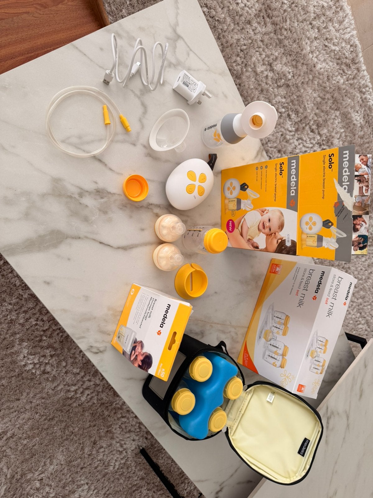 Medela Solo elektrische borstkolf, met heel veel extra’s, Ophalen of Verzenden, Zo goed als nieuw