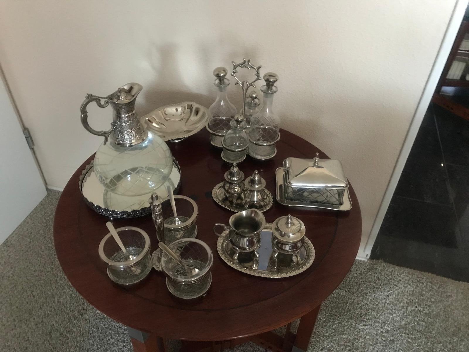 Diverse zilverkleurige decoratie en servies items, Ophalen