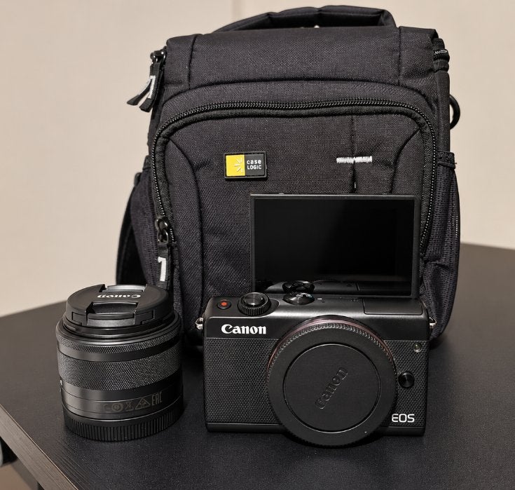 Canon EOS M100 met 15-45mm lens en tas, Audio, Tv en Foto, Ophalen, Gebruikt, Canon, Kantelbaar/draaibaar scherm