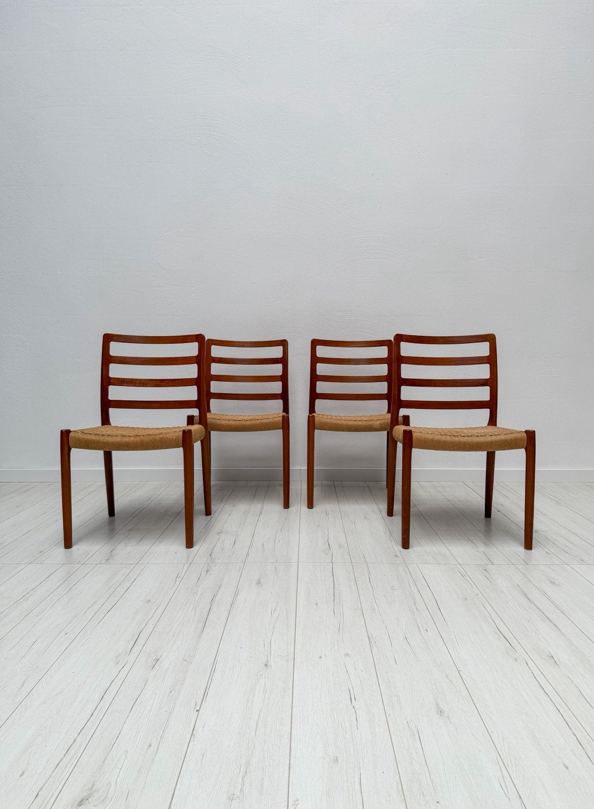 4 Vintage Deense Teak Eetkamerstoelen Niels O. Møller No. 85, Huis en Inrichting, Stoelen, Bruin, Zo goed als nieuw, Vier, Hout
