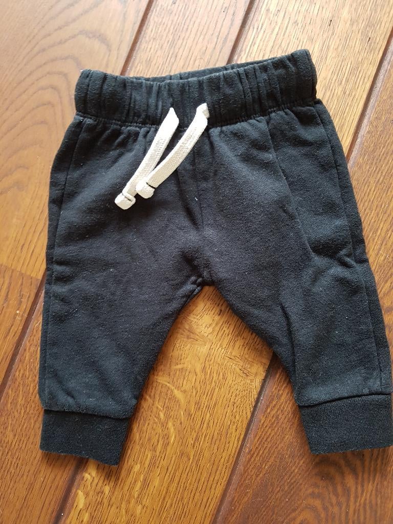 Nieuw zwart joggingbroekje maat 62 van hema, Broekje, Nieuw, Ophalen of Verzenden, Hema