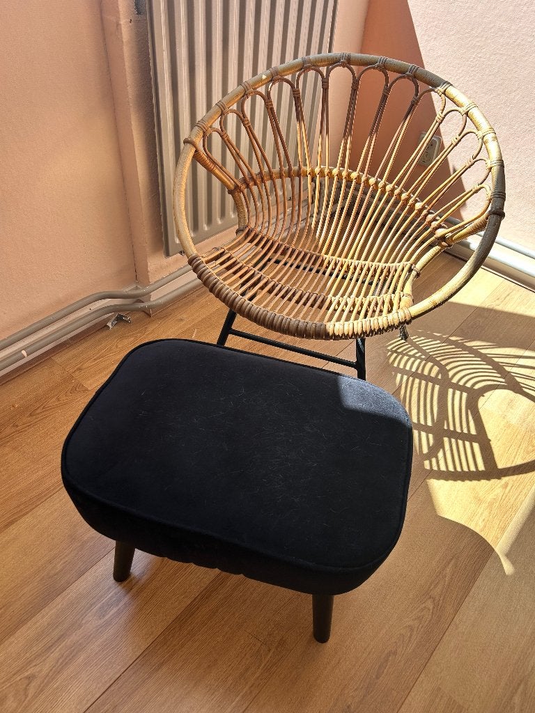Rotan stoel en zwart voetenbankje, Huis en Inrichting, Stoelen, Ophalen, Gebruikt, Overige kleuren, Riet of Rotan