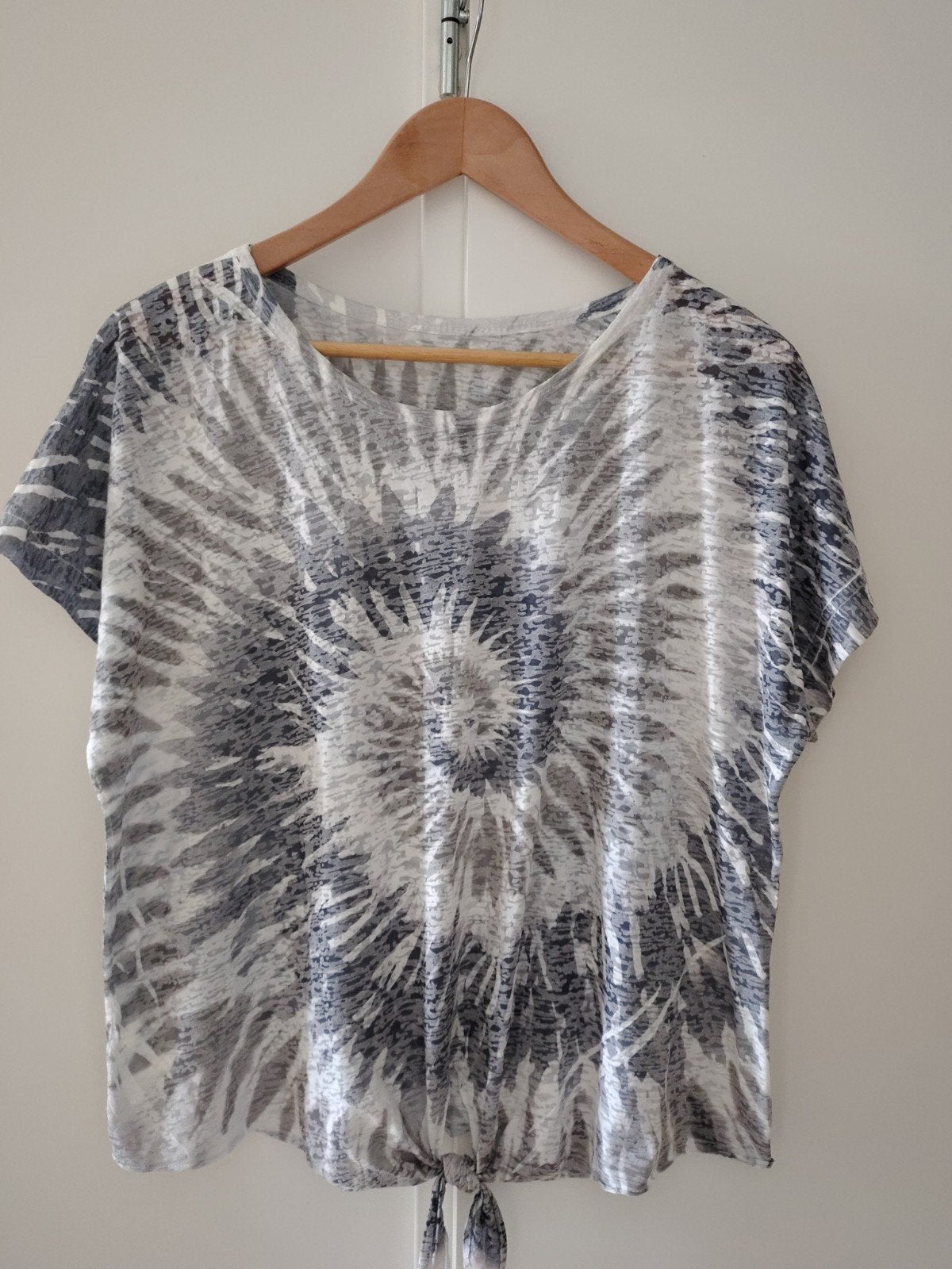 Wijdvallend T-shirt met Tie-Dye print en knoopdetail, Maat 38/40 (M), Ophalen of Verzenden, Onbekend, Korte mouw