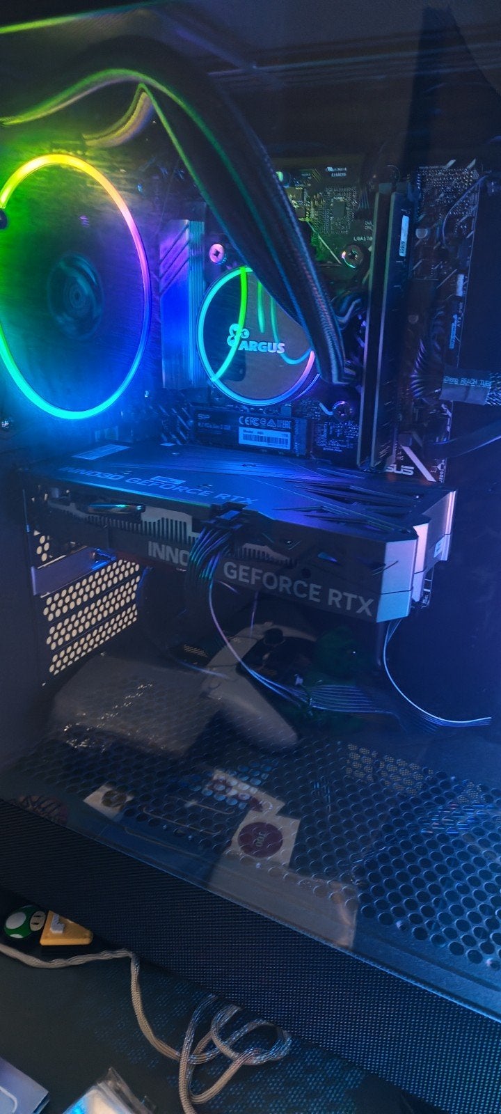 Gaming PC met RGB verlichting en RTX 4060 grafische kaart