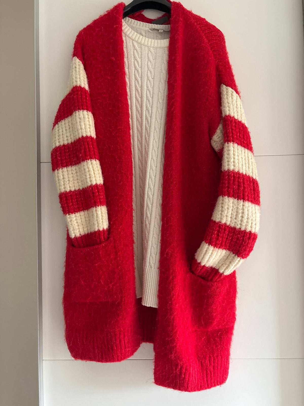 Rood vest met strepen en witte kabel trui - Maat M, Verzenden, Gedragen, Maat 38/40 (M), Rood