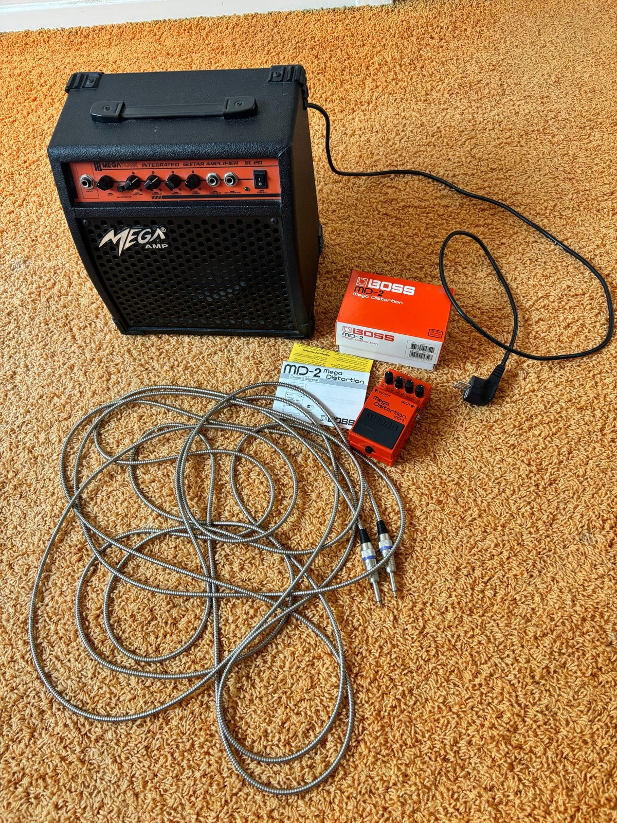 Megatone gitaarversterker SL20 met Boss MD-2 pedaal, Muziek en Instrumenten, Versterkers | Bas en Gitaar, Ophalen, Gebruikt, Gitaar