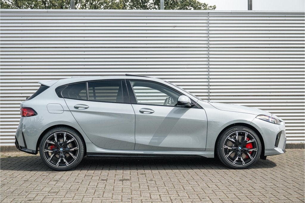 BMW 1 Serie 120 M Sport Automaat / Panoramadak / Sportstoele, Auto's, BMW, Zwart, 156 pk, Metallic lak, Bedrijf