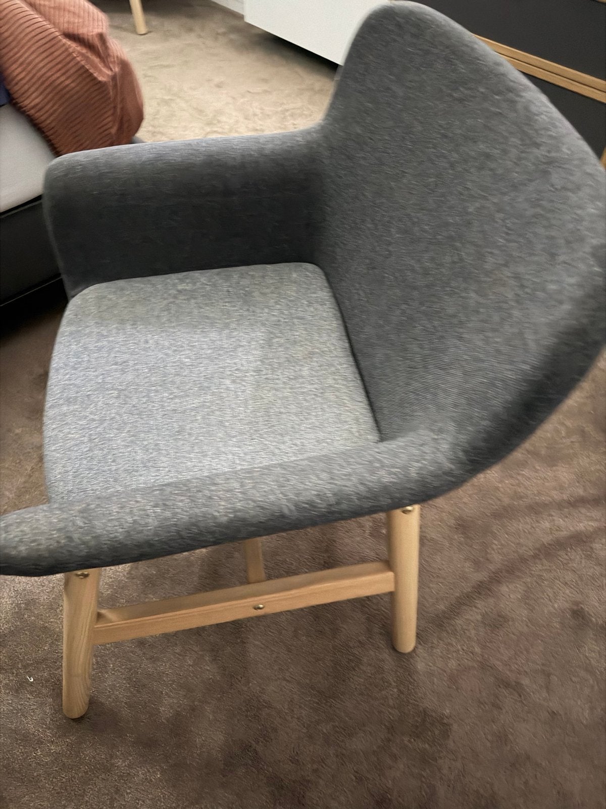 Comfortabele twee grijze Ikea stoelen met houten poten, Ophalen, Zo goed als nieuw, Hout, Eén