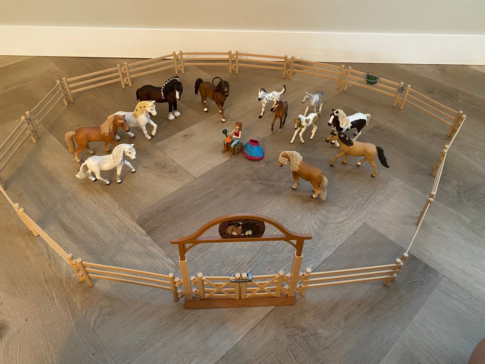 Schleich paarden, veulens en paardenweide met toegangspoort, Verzamelen, Ophalen of Verzenden, Gebruikt