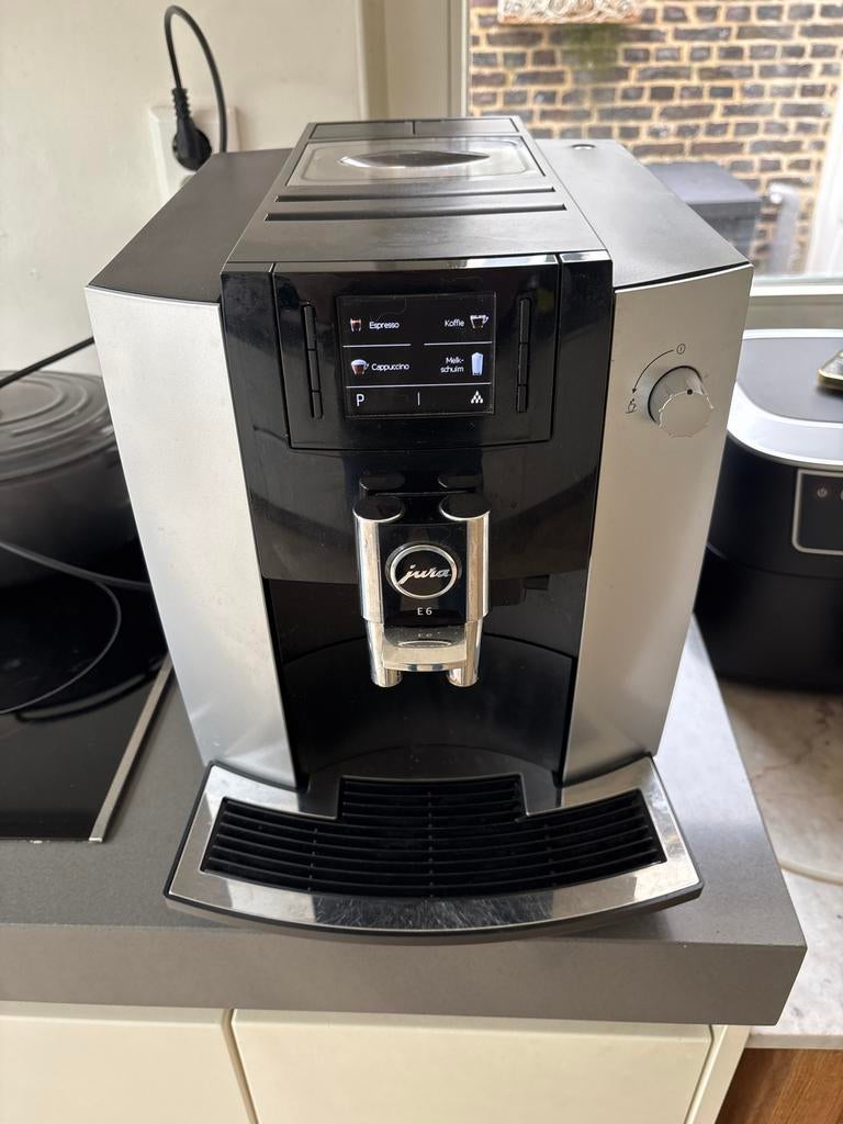 Jura E6 Volautomaat Koffiemachine, Witgoed en Apparatuur, Koffiezetapparaten, Ophalen, Afneembaar waterreservoir, Gebruikt, Koffiemachine