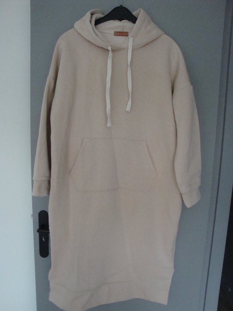 Nieuwe lange jog stoffen karamel kleur MOOIJ jurk. One size., Kleding | Dames, Beige, Maat 42/44 (L), Nieuw, Ophalen of Verzenden