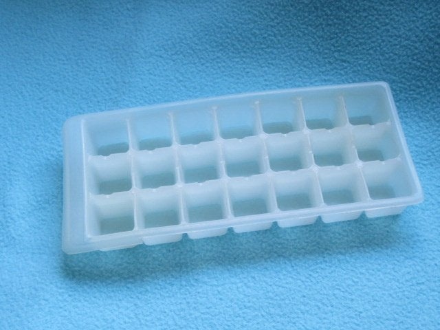 1 EURO OF GRATIS Plastic bakje om 21 ijsblokjes te maken, Ophalen, Overige typen, Kunststof, Nieuw