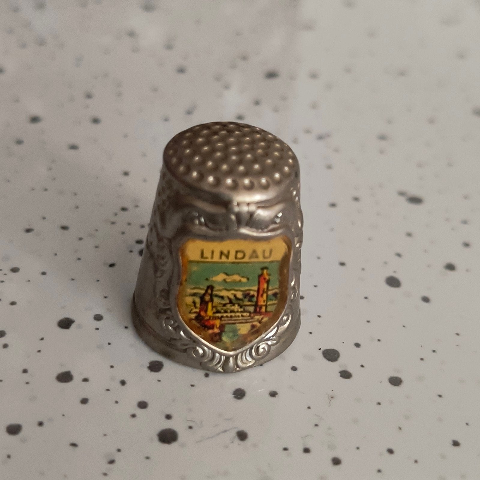 Vintage metalen vingerhoedje Lindau, Verzamelen, Ophalen of Verzenden, Gebruikt, Overige materialen, Buitenland