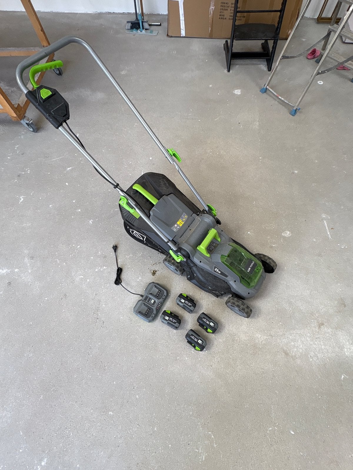 Lux Tools Accu Grasmaaier 33 cm met 4 accu's en snellader, Tuin en Terras, Grasmaaiers, Ophalen, Cirkelmaaier, Gebruikt, Accu-grasmaaier