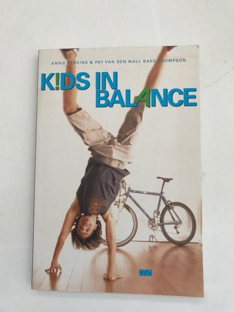 Kids in balance. Annie perkins & pat van den wall bake ., Ophalen, Zo goed als nieuw, Overige onderwerpen, Annie perkins & pat van den wall bake