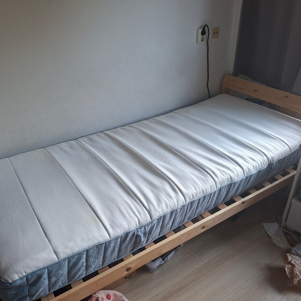 Bed with a mattress, Huis en Inrichting, Ophalen, Overige materialen, 90 cm, Eenpersoons