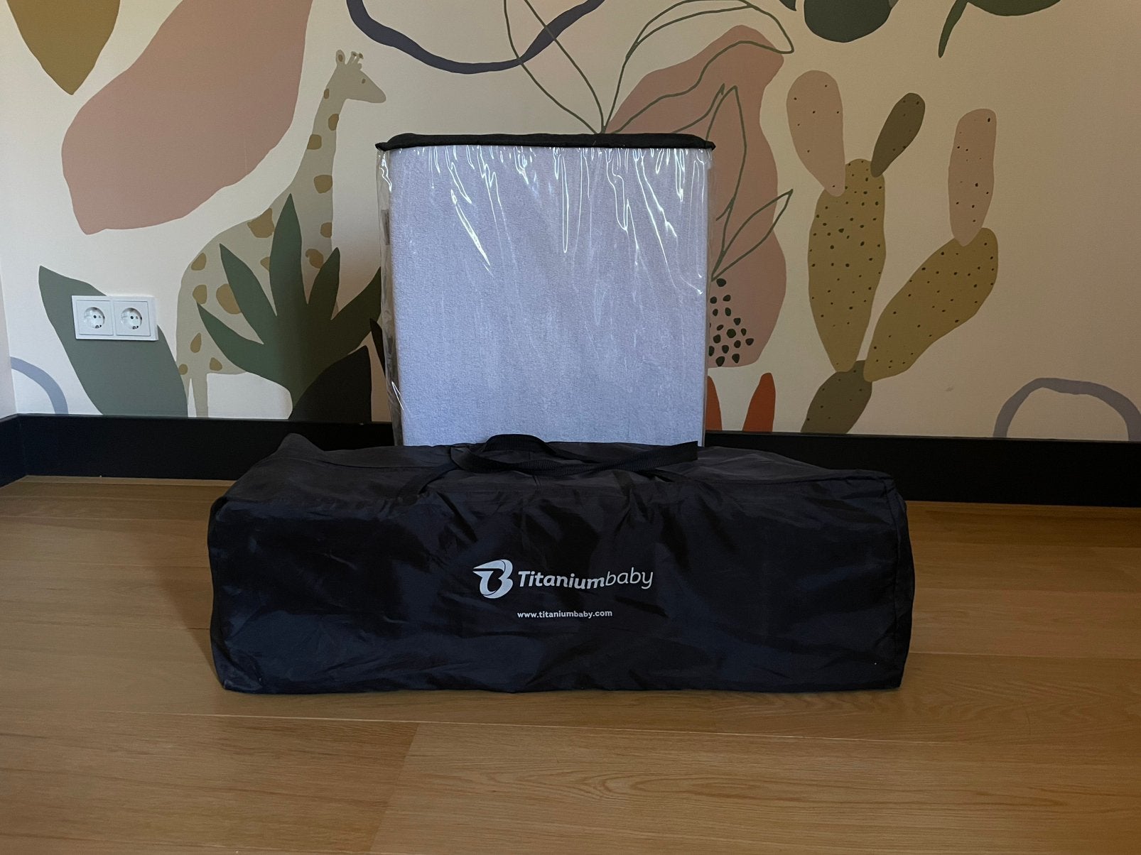Titaniumbaby campingbed incl. extra matras 60x120cm, Ophalen, Zo goed als nieuw, Reisbedje