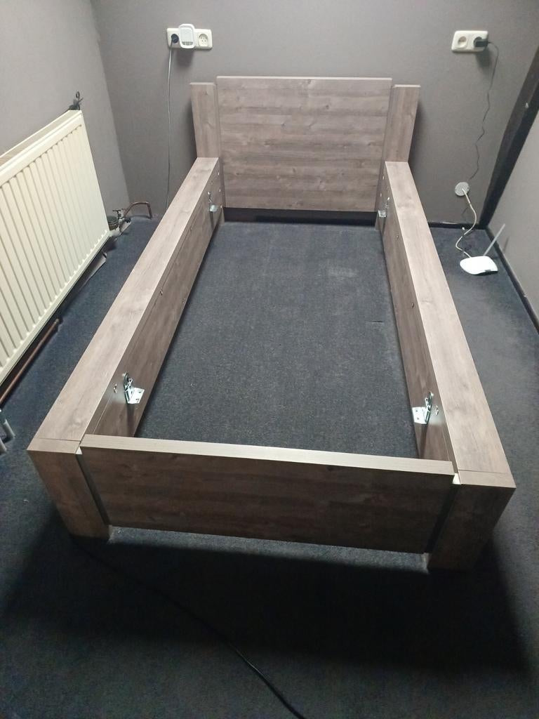 Houten bedframe met hoofdbord, Huis en Inrichting, Slaapkamer | Bedden, Eenpersoons, 90 cm, Hout, Bruin, Ophalen