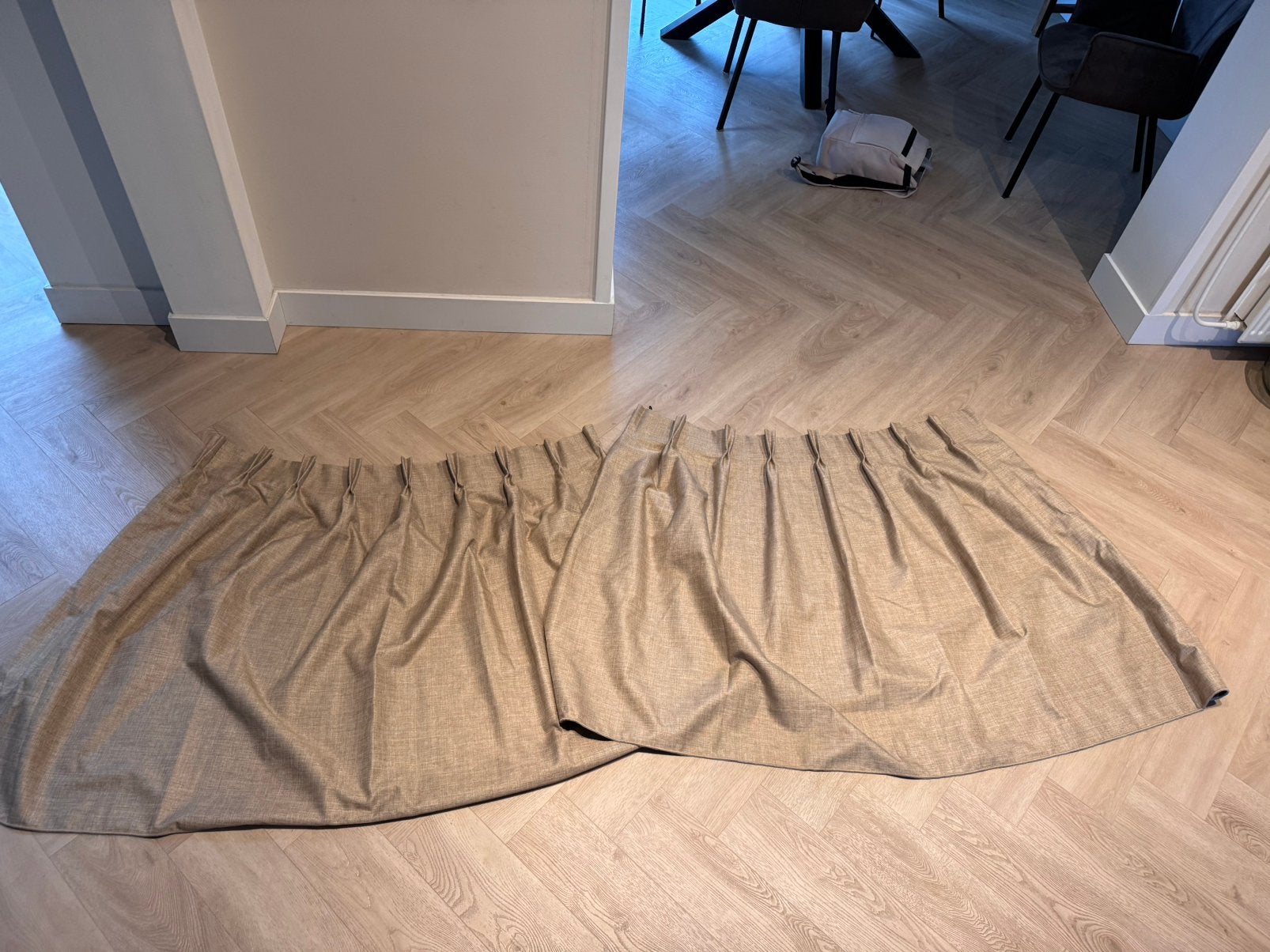 Veneta Verduisterend Gordijn (Zand)+ Zwarte Rail- 196x100 cm, Ophalen, Verduisterend, Zwart, Zo goed als nieuw