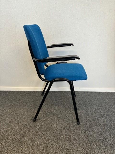Stoelen model 3313 met armleggers, blauw, zwart onderstel, Niet ingevuld, Stof, Gebruikt, Blauw