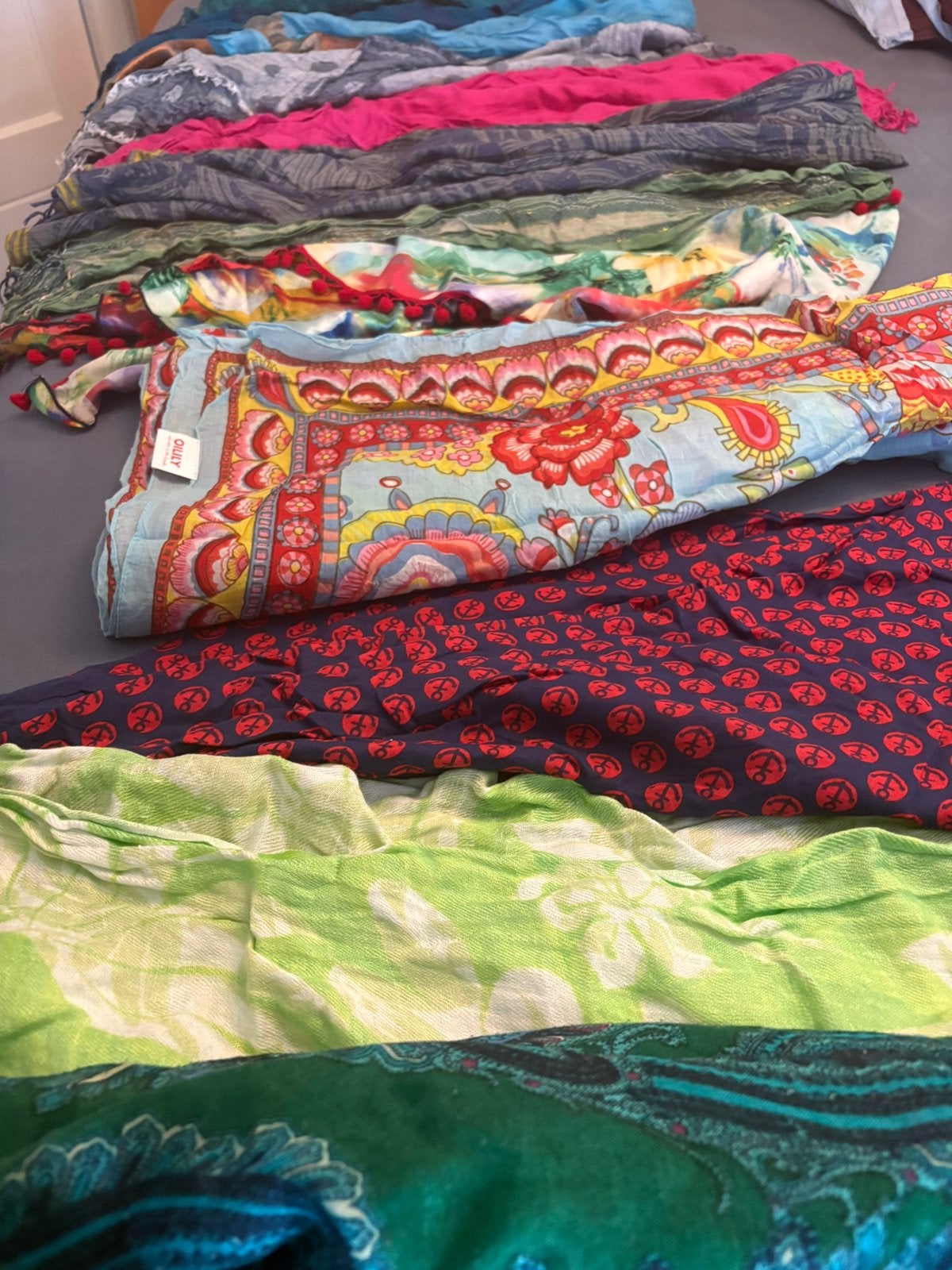 Kleurrijke set van 12 sjaals, incl oilily, Ophalen of Verzenden, Zo goed als nieuw, Maat 42/44 (L), Sjaal