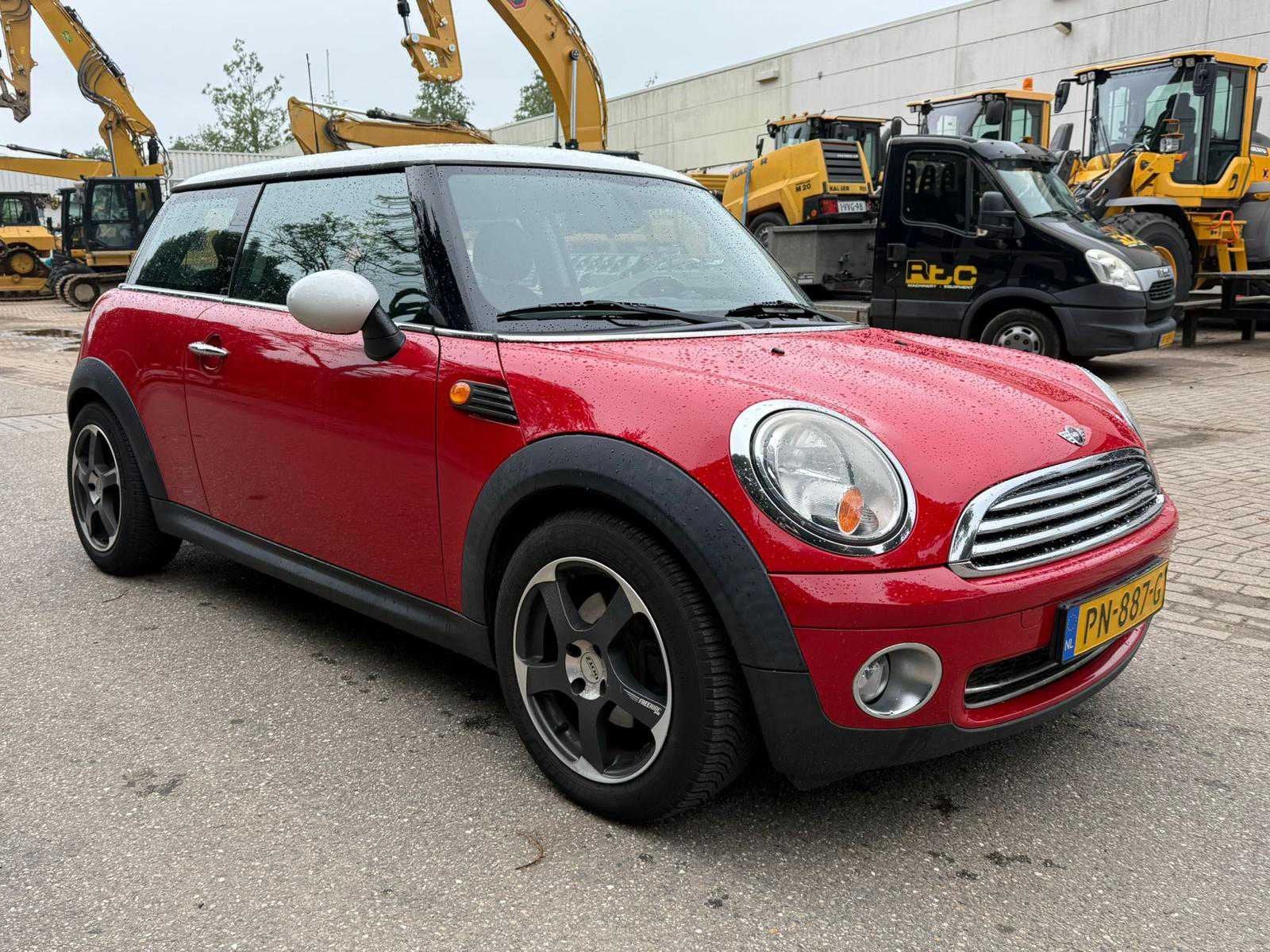 2006 Mini Cooper 1.6 personenauto rood, Auto's, Gebruikt, Overige carrosserieën, Bedrijf, Handgeschakeld
