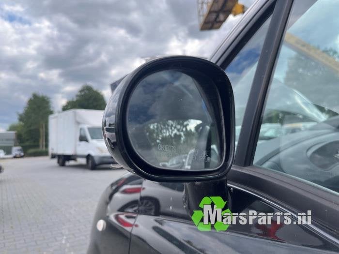 Buitenspiegel links van een Chevrolet Matiz