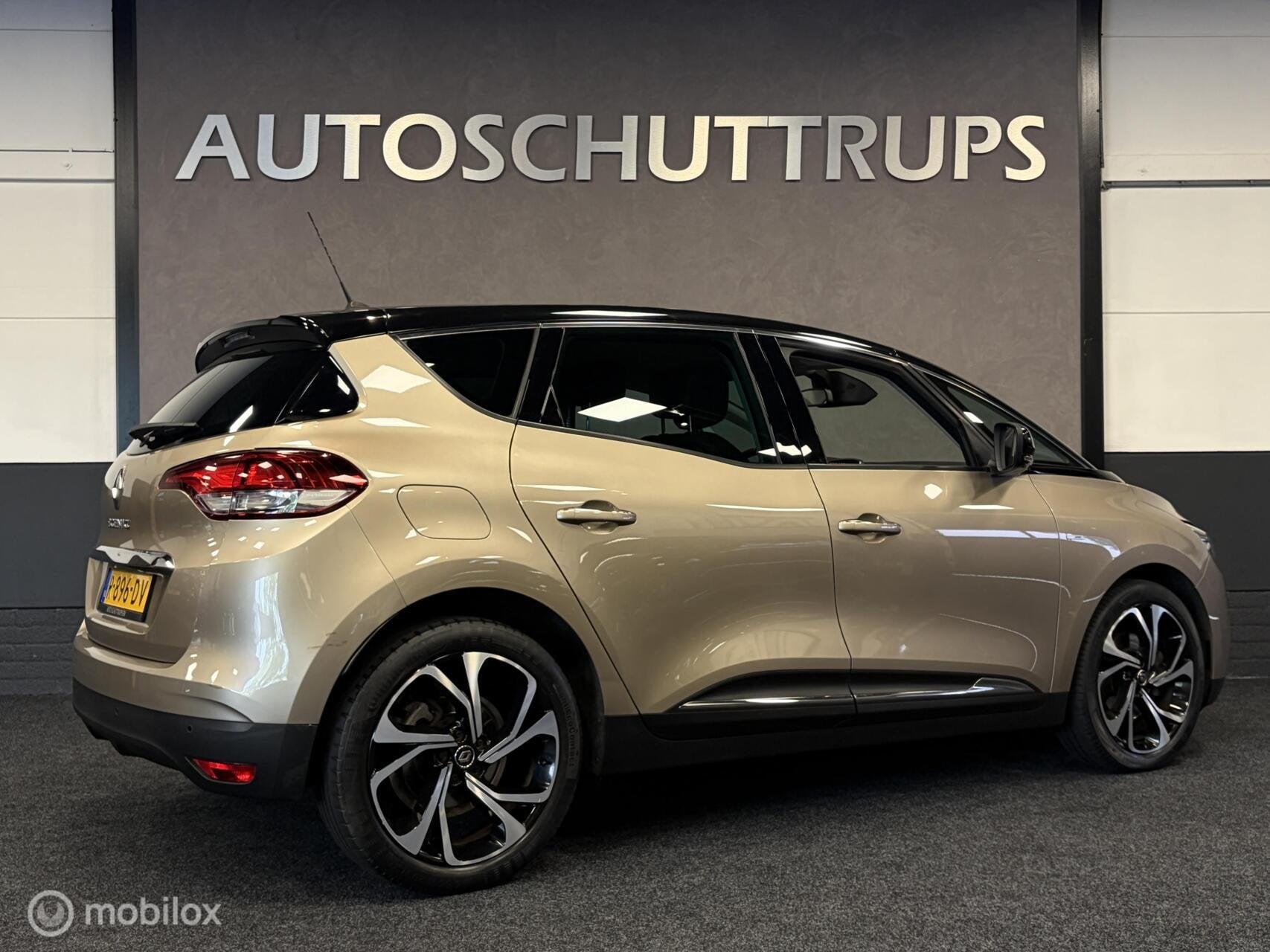 Renault Scenic 1.3 TCe Bose AUTOMAAT / MASSAGE / LED / NAVI, Gebruikt, Euro 6, 4 cilinders, Leder en Stof