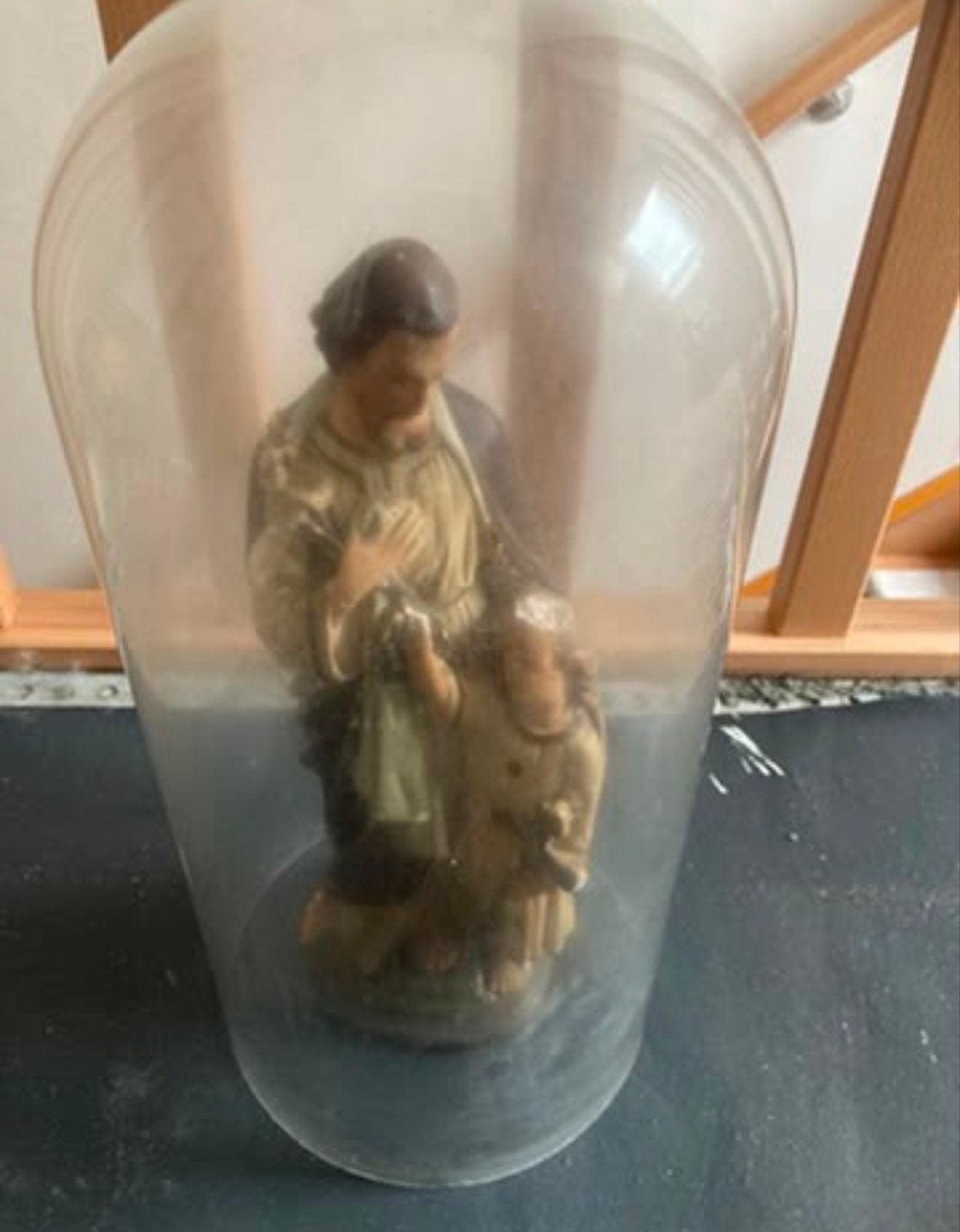 Antiek beeld van Jozef met kindje Jezus onder stolp, Ophalen of Verzenden