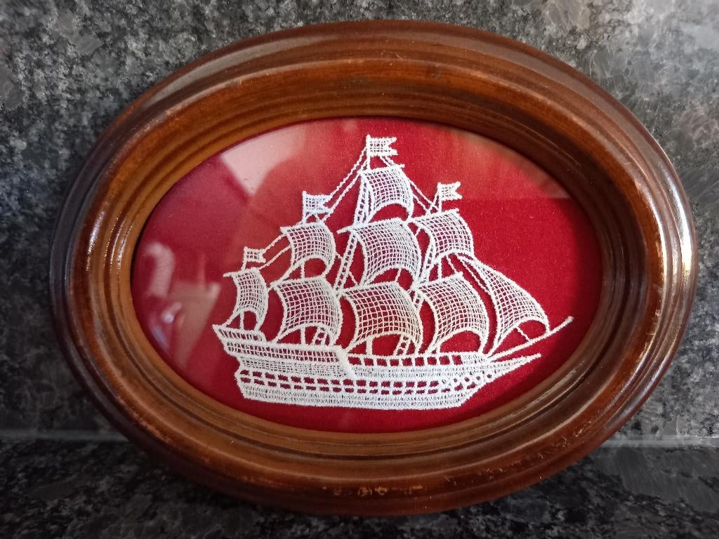 Vintage ingelijst zeilschip uit wit kantwerk in ovale lijst., Ophalen of Verzenden, Ingelijst, 16 cm, Vintage