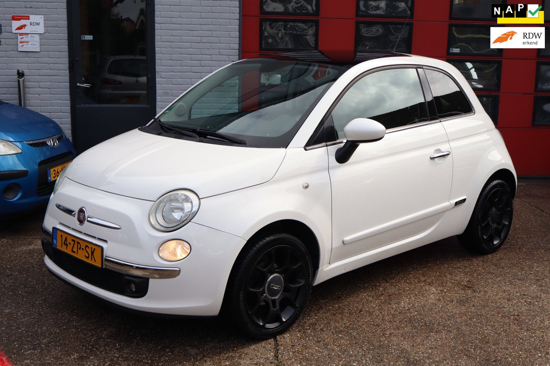 Fiat 500 1.2 Lounge AUTOMAAT. PANO. LEDER. AIRCO, Auto's, Gebruikt, 4 cilinders, Wit, Bedrijf