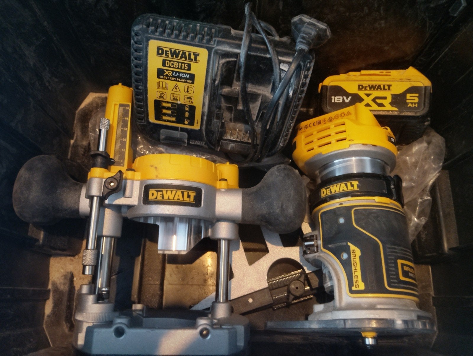 DeWalt bovenfrees set met accu en lader, Ophalen, Gebruikt, DeWalt, Accu