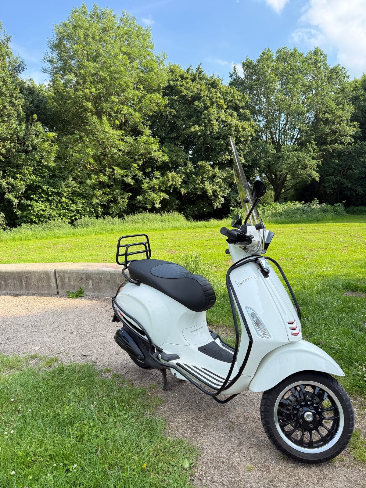 Vespa Sprint 2017 geel kenteken- Wit -, Fietsen en Brommers, Scooters | Vespa, Ophalen, Gebruikt, Maximaal 45 km/u, Vespa S