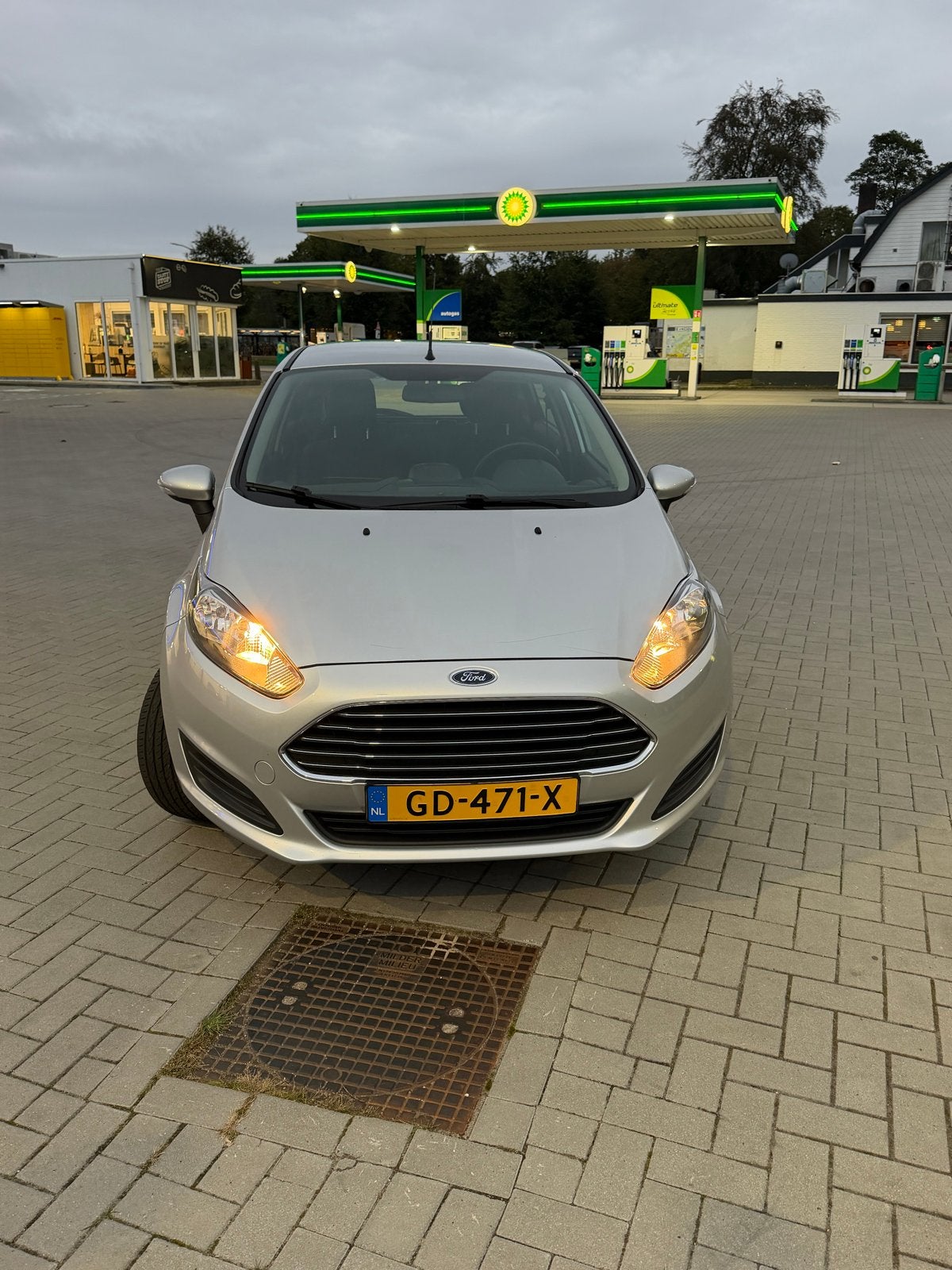 Ford Fiësta 1.0 48KW/65PK 5D 2015 Grijs, Auto's, 40 €/maand, 525 kg, 23 km/l, Origineel Nederlands