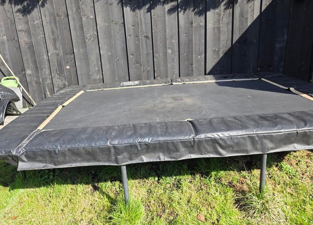 TRAMPOLINE 3,7 X 2,4 METER 80CM HOOG BUITEN MET AFDEKHOES, Ophalen, Gebruikt