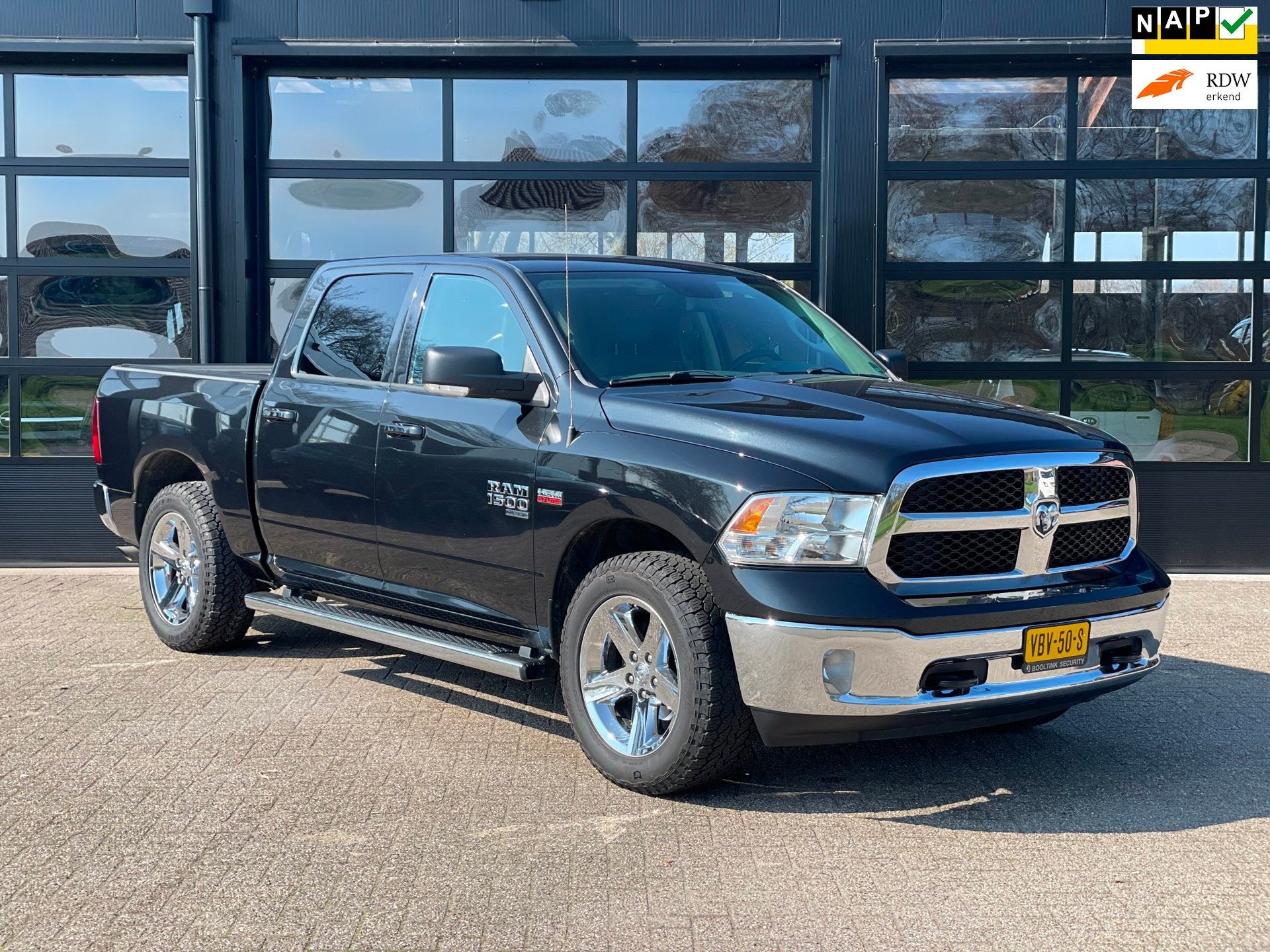 Dodge Ram 1500 5.7 V8 4x4 Crew Cab Big Horn, EX BTW, Auto's, Automaat, Lichtsensor, Gebruikt, 5654 cc