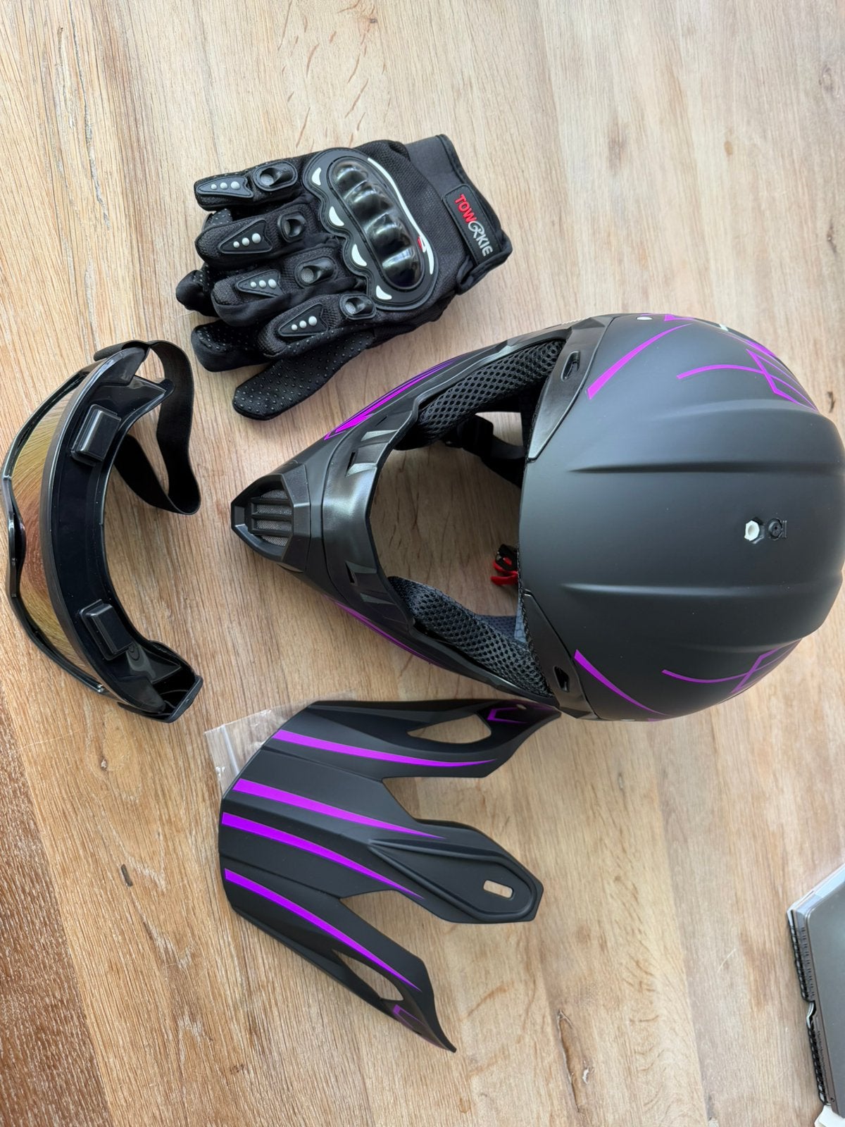 Helm maat 56-57 (maar valt groter dus eerder 58), Motoren, Offroadhelm, Dames, Nieuw zonder kaartje, L
