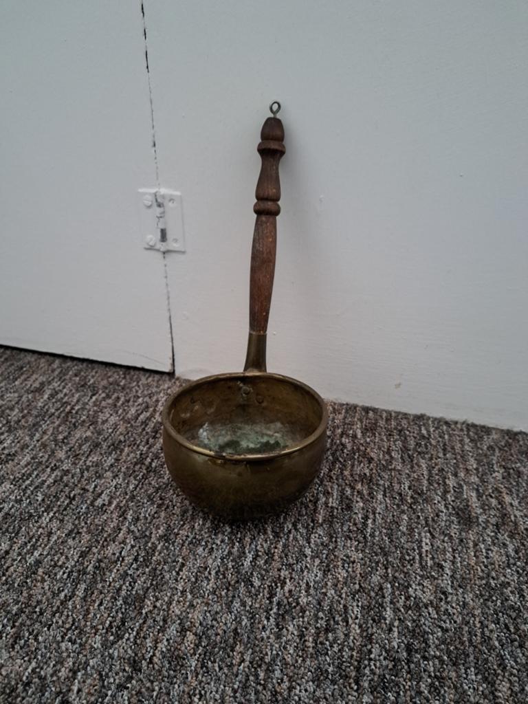 Antieke koperen pollepel met houten handvat, Ophalen