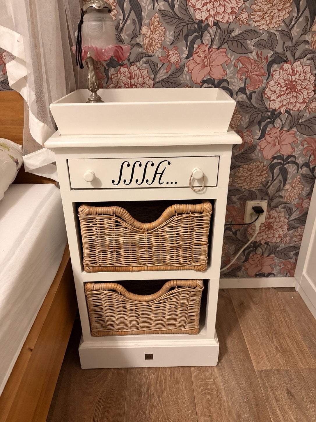 Twee Riviera Maison nachtkastjes met mandjes, Huis en Inrichting, Slaapkamer | Nachtkastjes, Ophalen, Gebruikt, Minder dan 45 cm
