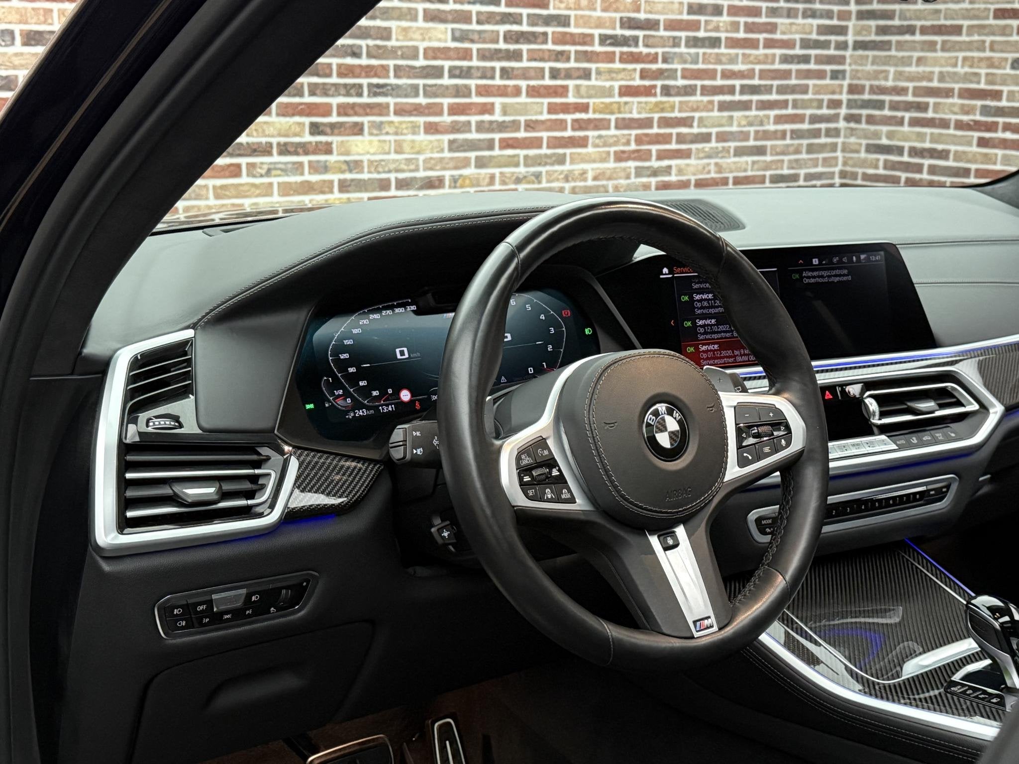 BMW X5 xDrive45e M FACELIFT-pack SKY M-seats Carbon H&K Trkh, Auto's, Dealer onderhouden, Gebruikt, 394 pk, Zwart