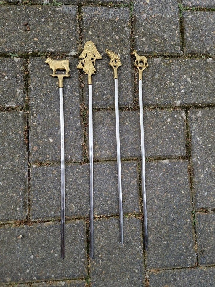 4 RVS Vleesvorken - vleesspiezen met Messing Handvatten, Antiek en Kunst, Antiek | Bestek, Ophalen of Verzenden