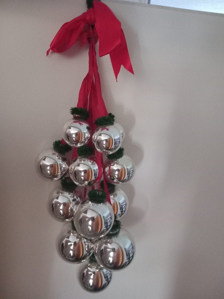 Vintage kerstballen hanger zilver met rood lint en strik, Diversen, Ophalen of Verzenden, Zo goed als nieuw