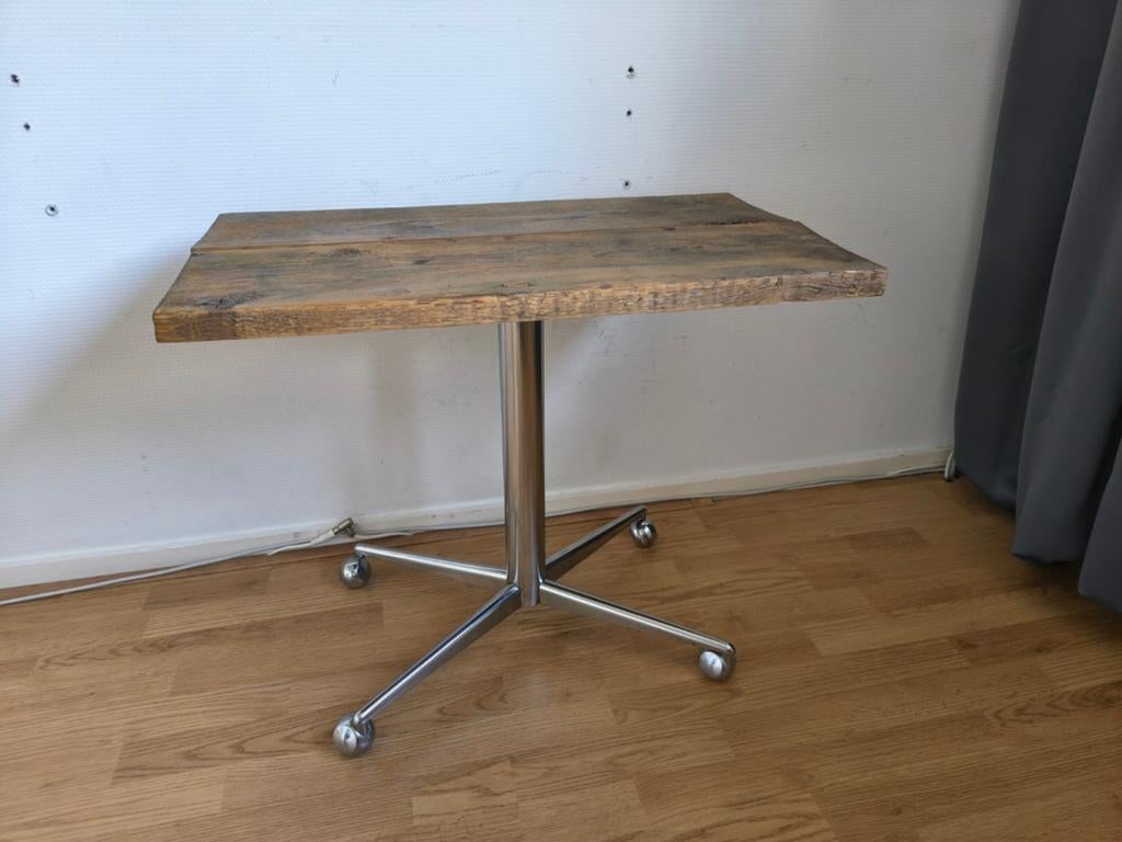 Mooie retro vintage tafel / bijzettafel met chroom onderstel, Metaal of Aluminium, 55 tot 75 cm, Zo goed als nieuw, Retro vintage