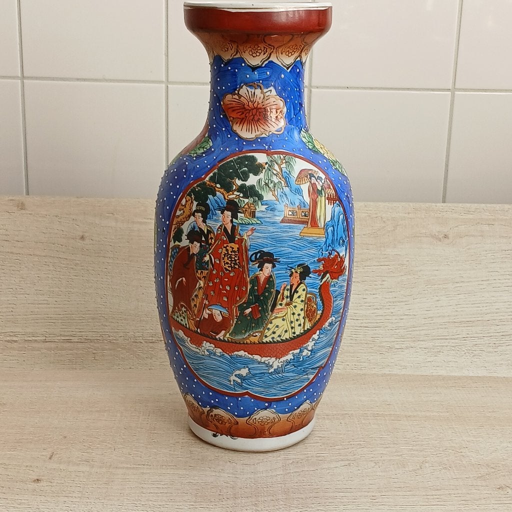 Oosterse vaas met gedetailleerde scènes en bloemen., 31 cm, Gebruikt, Blauw, Ophalen of Verzenden