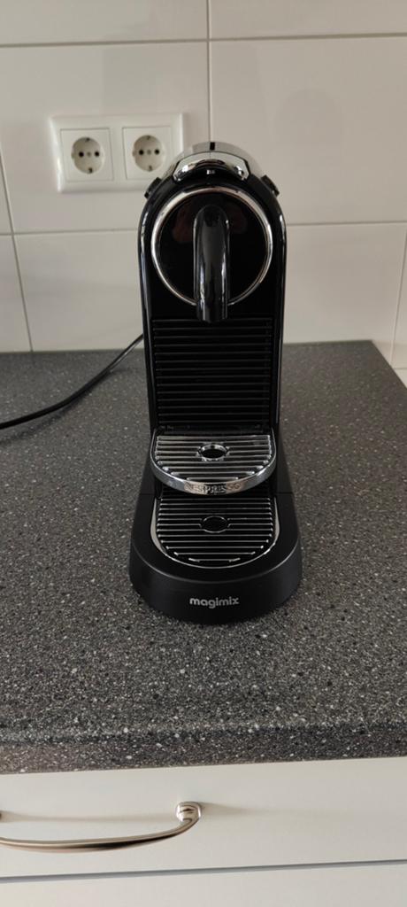 Nespresso Magimix Inissia Koffiecupmachine Zwart, Witgoed en Apparatuur, Koffiezetapparaten, Ophalen, Koffiemachine, Zo goed als nieuw