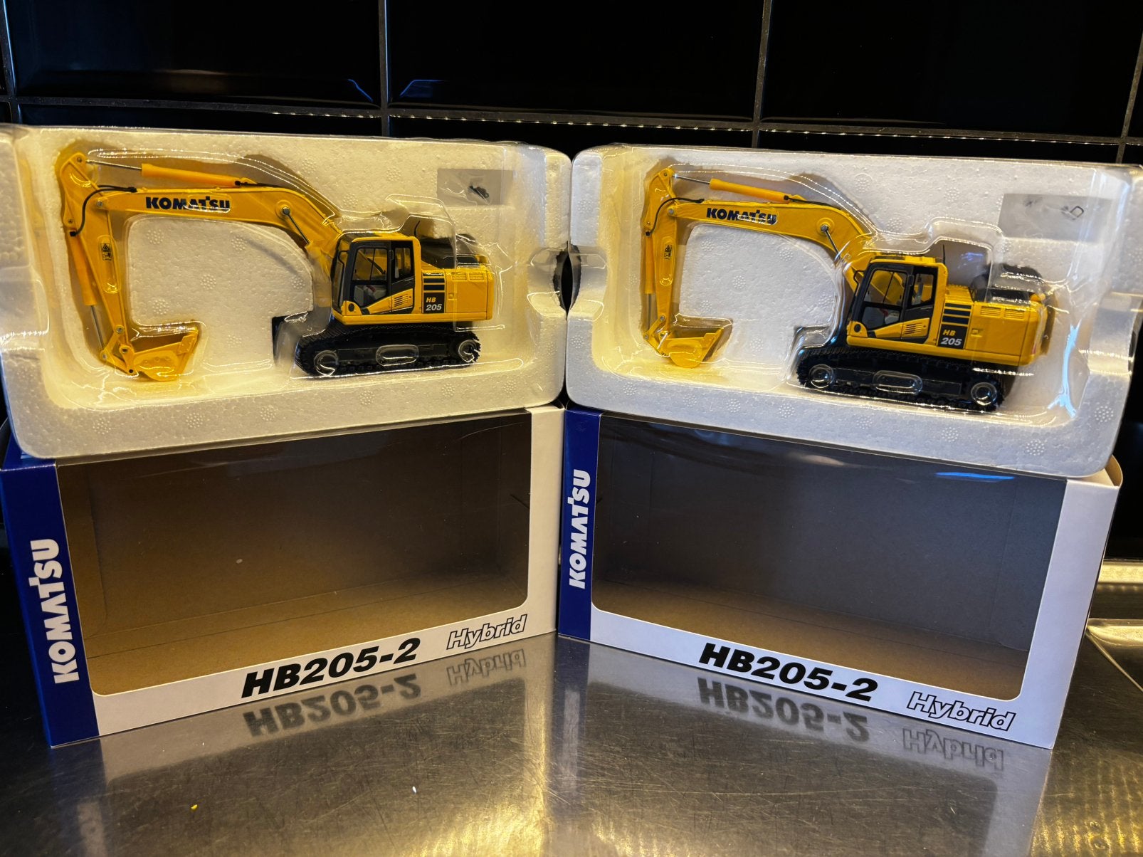 Komatsu HB205-2 hybrid schaal 1:50 in doos geen conrad / NZG, Ophalen of Verzenden, Zo goed als nieuw, Hijskraan, Tractor of Landbouw