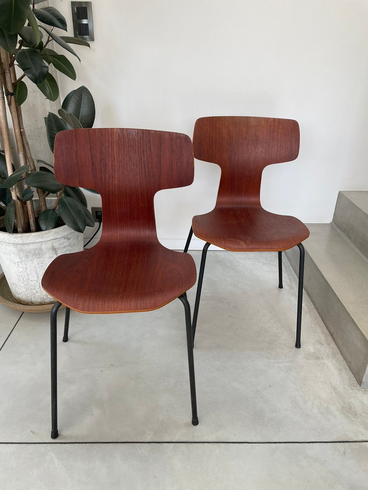 Setje Arne Jacobsen Hammer chairs, Ophalen, Zo goed als nieuw, Hout, Twee